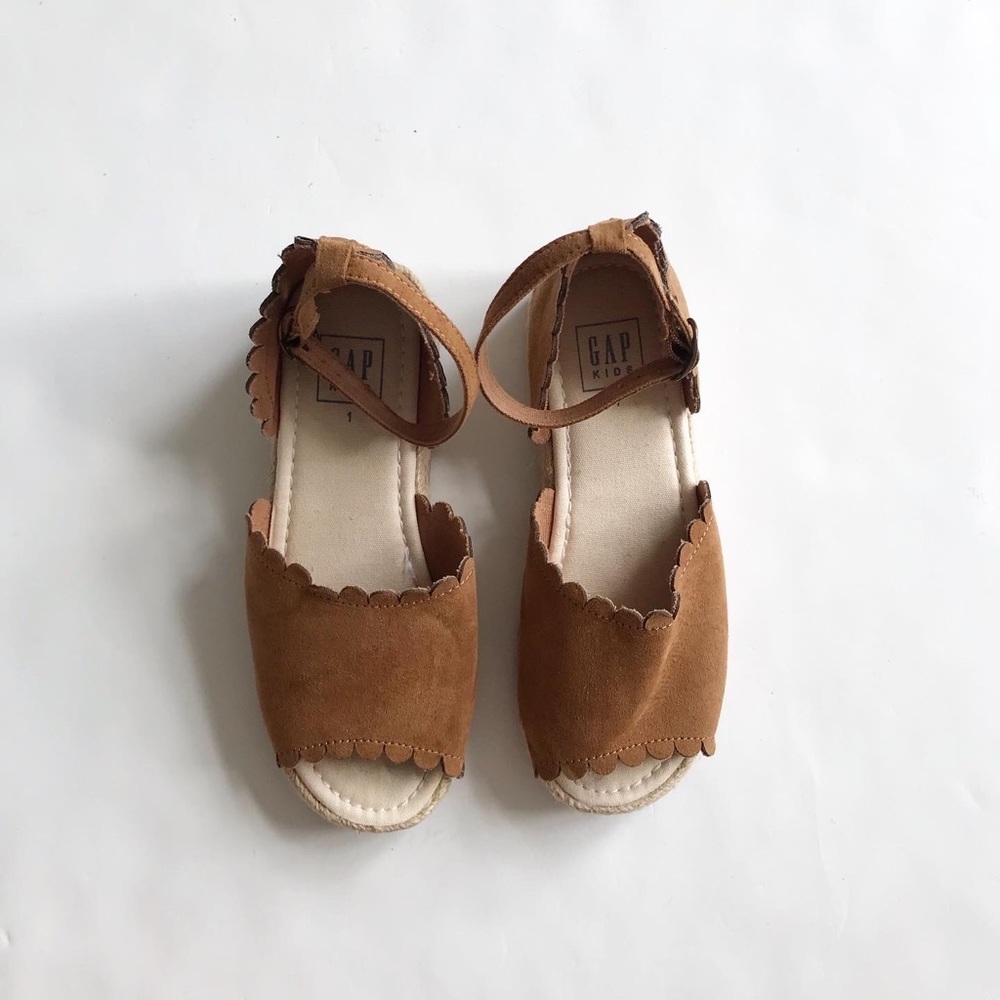 Gapkids tan scalloped open toe espadrilles sandals EUC size 1 youth - Picture 3 of 8